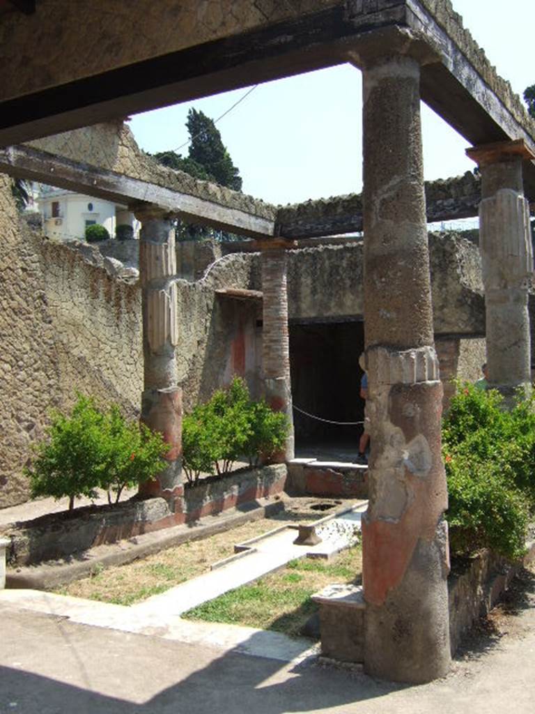 V.30 Herculaneum, May 2006. Looking east across the atrium towards the doorway to the oecus.